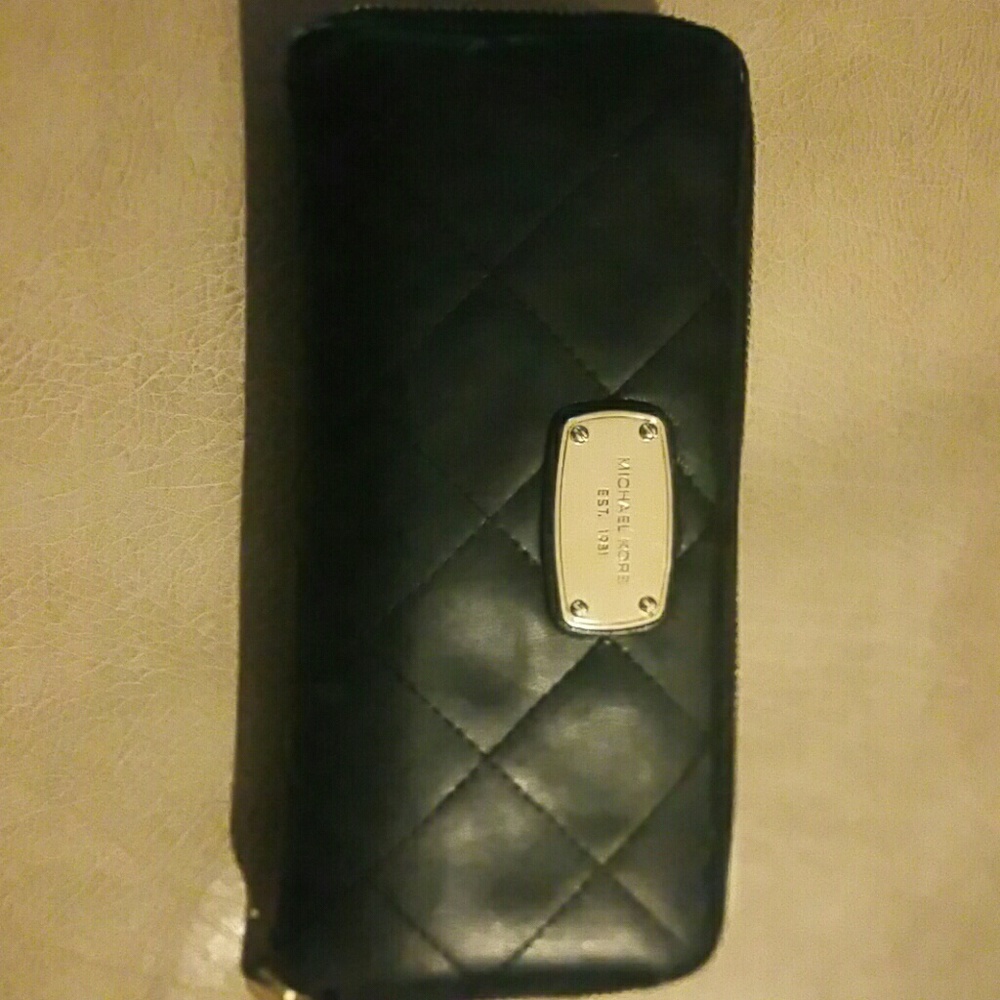 Gently worn Michael Kors 12 cc slot wallet